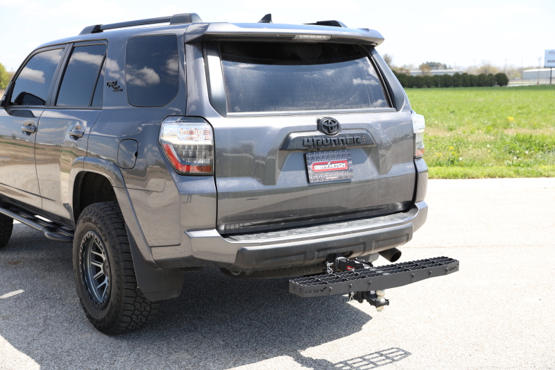 Gen-Y Phantom XL 2in Shank Heavy-Duty 600lb Capacity Serrated Hitch Step - 42in Wide Step