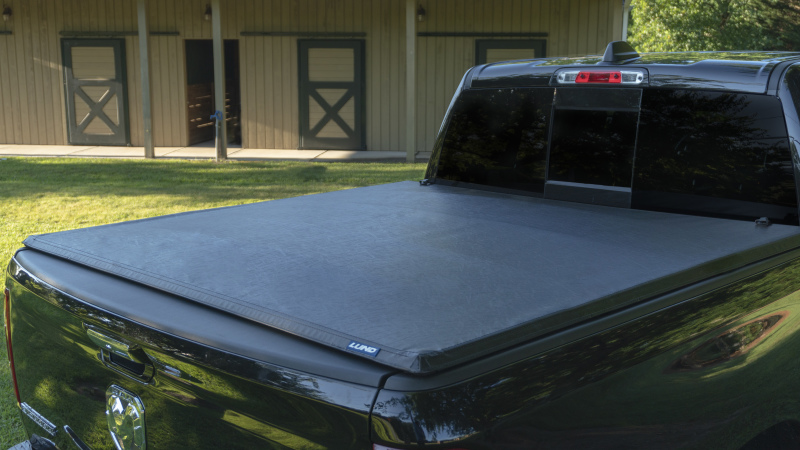 Lund 19-23 Chevrolet Silverado 1500 (5.5ft. Bed) Genesis Tri-Fold Tonneau Cover - Black